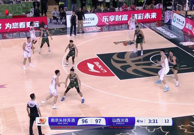 篮球明星与队友矛盾激化，教练组面临难题