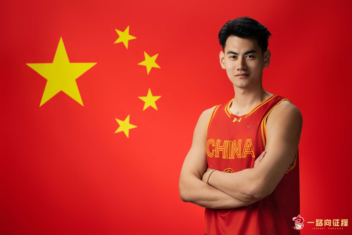 九游娱乐-运动员们在赛场上争分夺秒，为国争光
