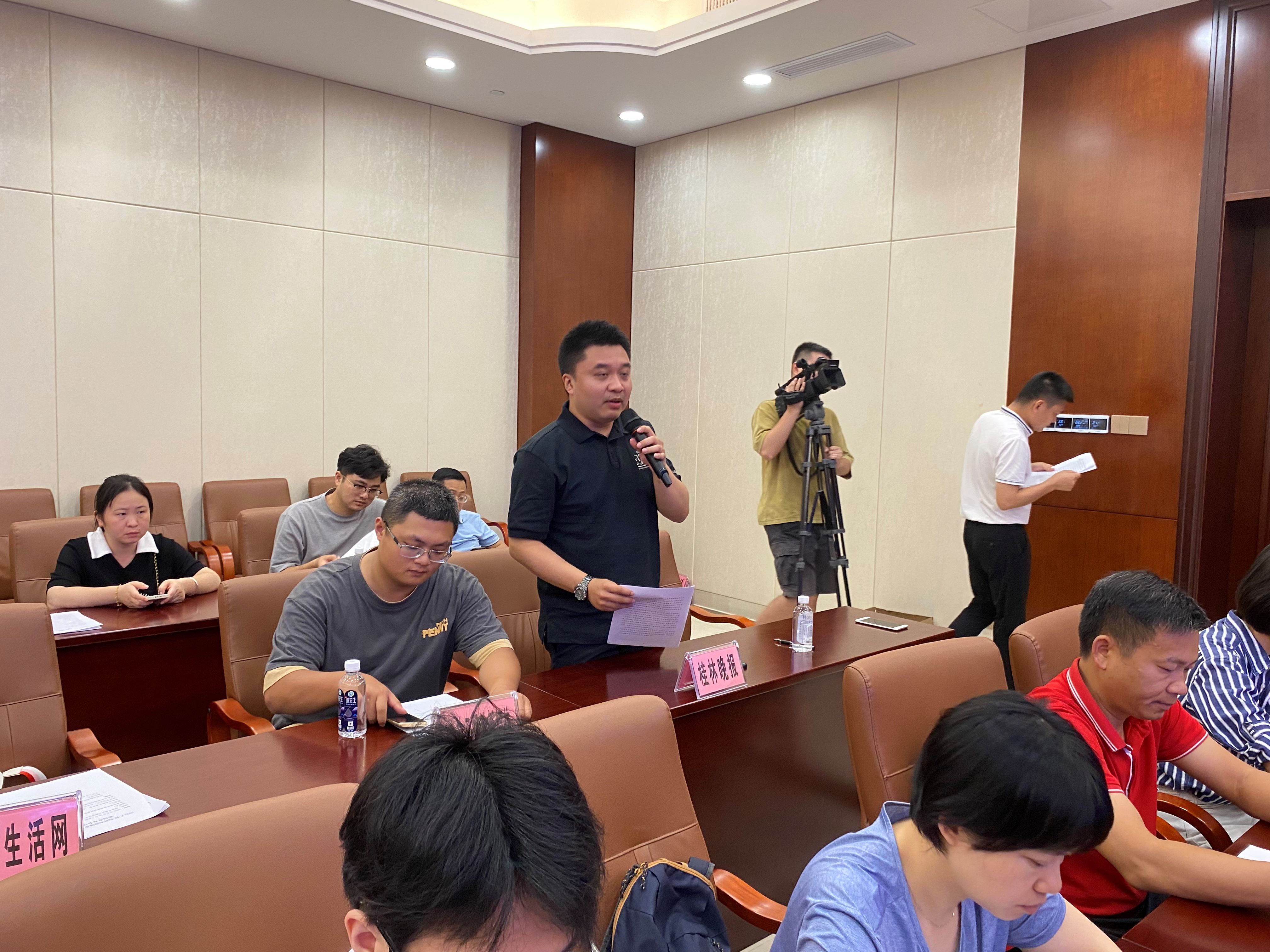 新闻发布会现场分析，赛场背后故事浓重