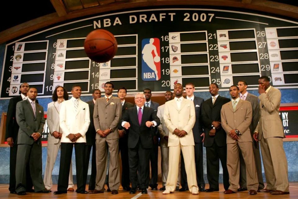 NBA球员兢兢业业拼搏，赢得粉丝的喜爱与支持