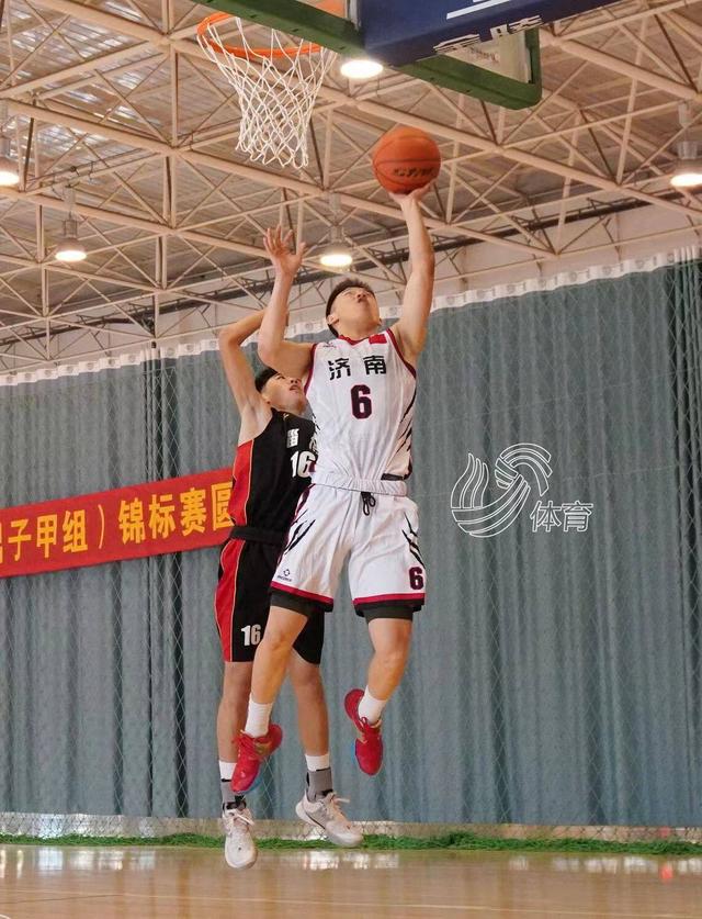福建男篮实力战胜重庆队，球队整体表现出色